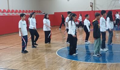 UŞAK’TA 23 NİSAN COŞKUSU: TÜPRAG ANADOLU İMAM HATİP ORTAOKULU’NDA ANLAMLI KUTLAMA