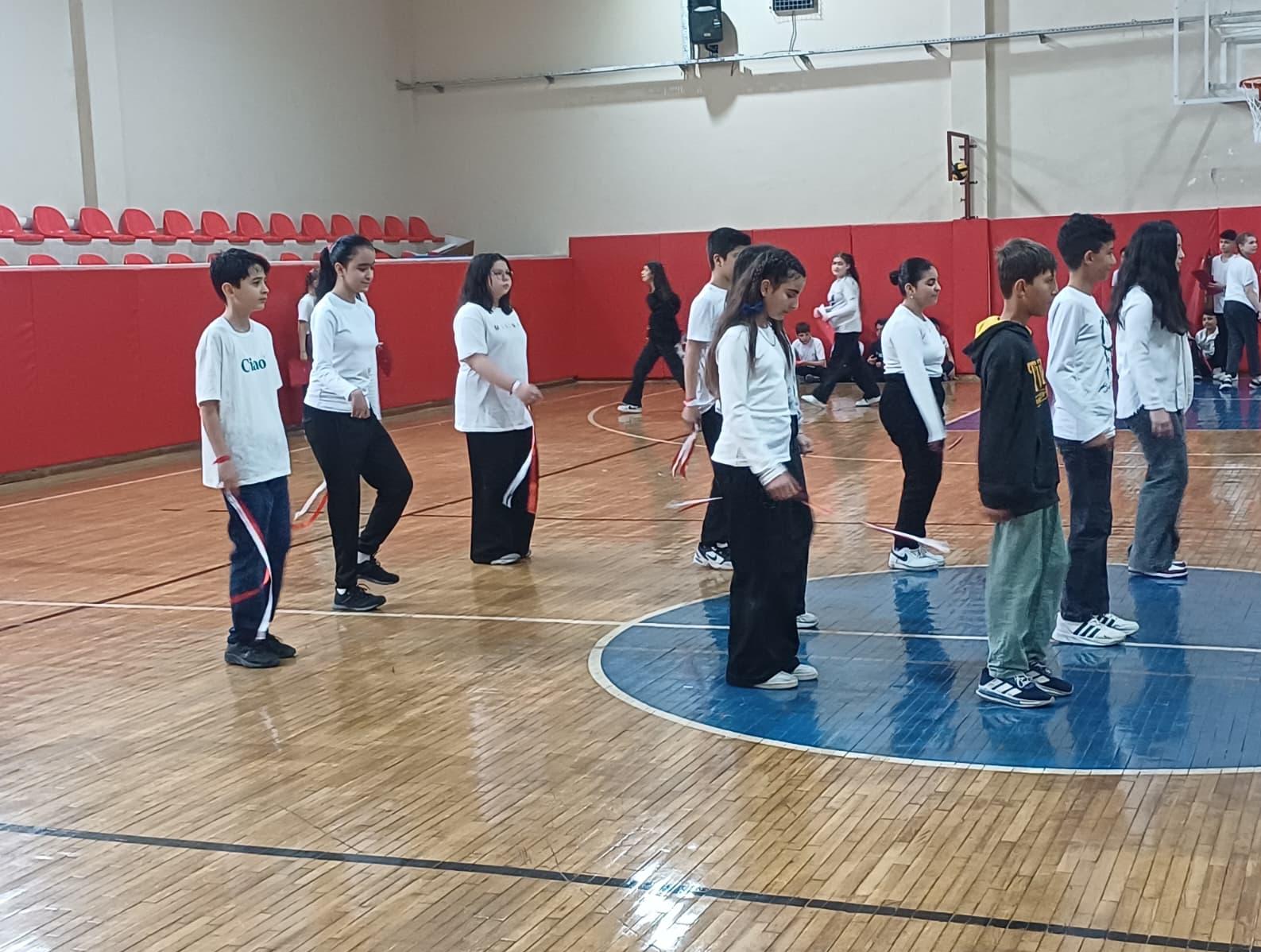 UŞAK’TA 23 NİSAN COŞKUSU: TÜPRAG ANADOLU İMAM HATİP ORTAOKULU’NDA ANLAMLI KUTLAMA