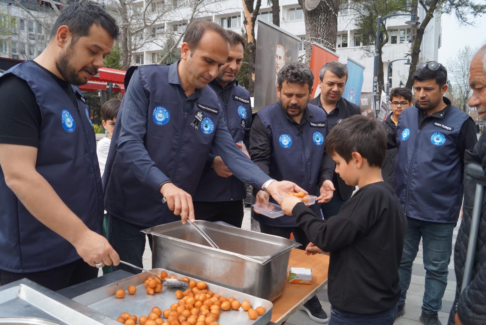 Uşak’ta Eğitim Camiasından Anlamlı Vefa: Hayatını Kaybeden Öğretmen ve Öğrenciler Anıldı