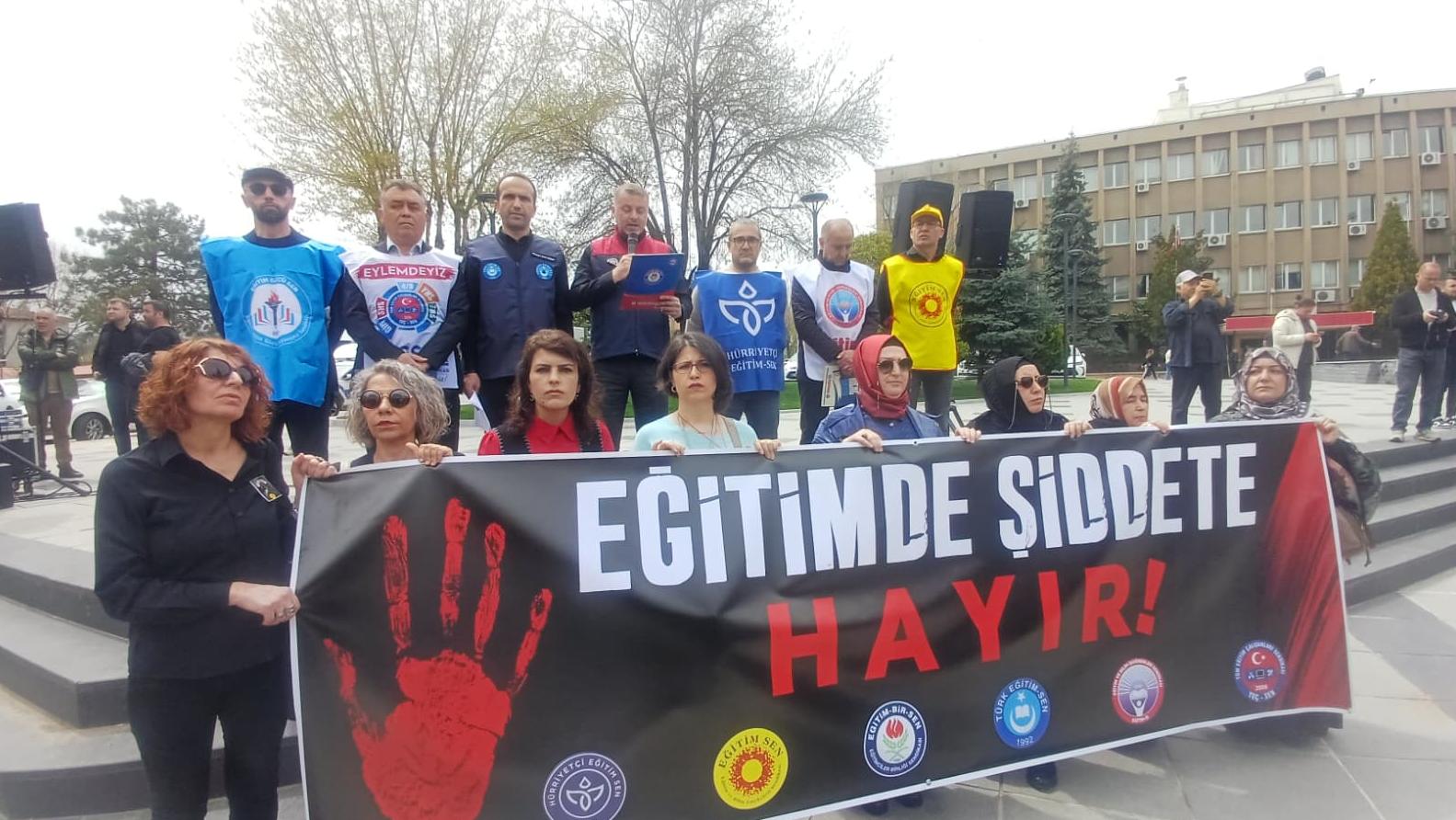 Uşak’ta Eğitim Sendikalarından Ortak Yürüyüş ve Açıklama: Binlerce Kişi Meydanlarda Buluştu