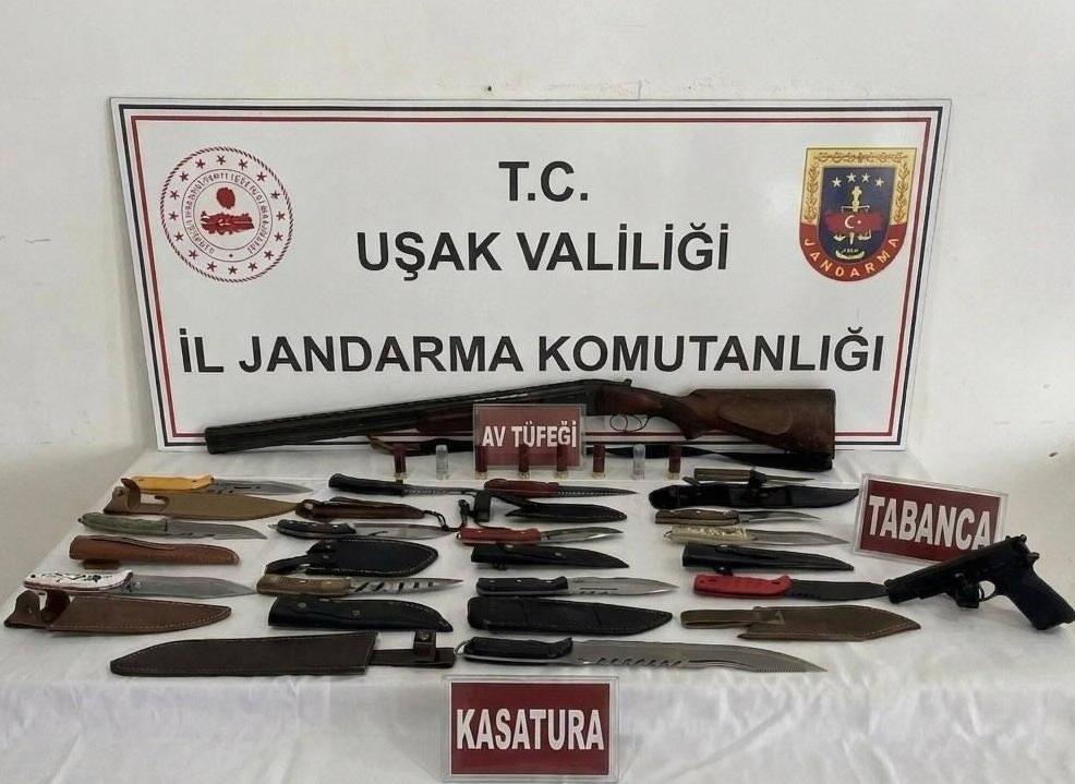 Uşak’ta Kaçakçılığa Darbe: 5 Şüpheliye Ait Adreslerde Uyuşturucu ve Silah Ele Geçirildi