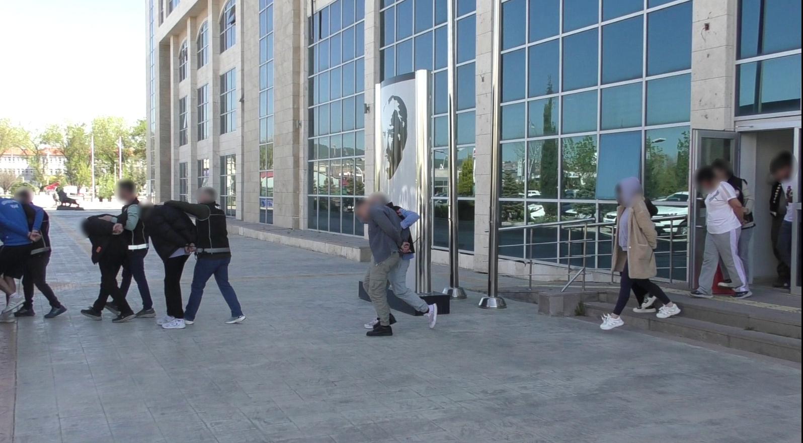 Uşak’ta Uyuşturucuya Büyük Darbe: 9 Şüpheli Tutuklandı, Binlerce Madde Ele Geçirildi
