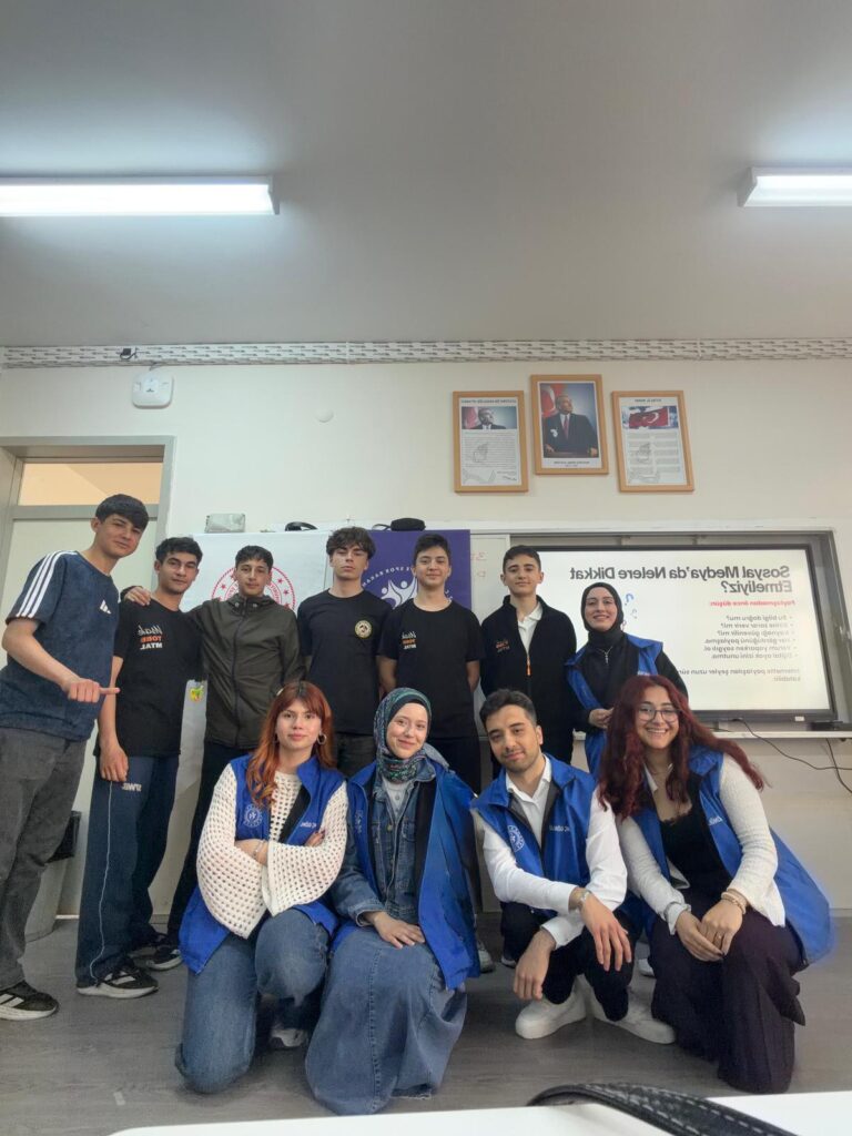 Dezenformasyona Karşı Bilinçli Gençlik: Uşak’ta Farkındalık Eğitimi Düzenlendi - 0d7a1458 78f5 4bd8 b97c 58eeb05702bc