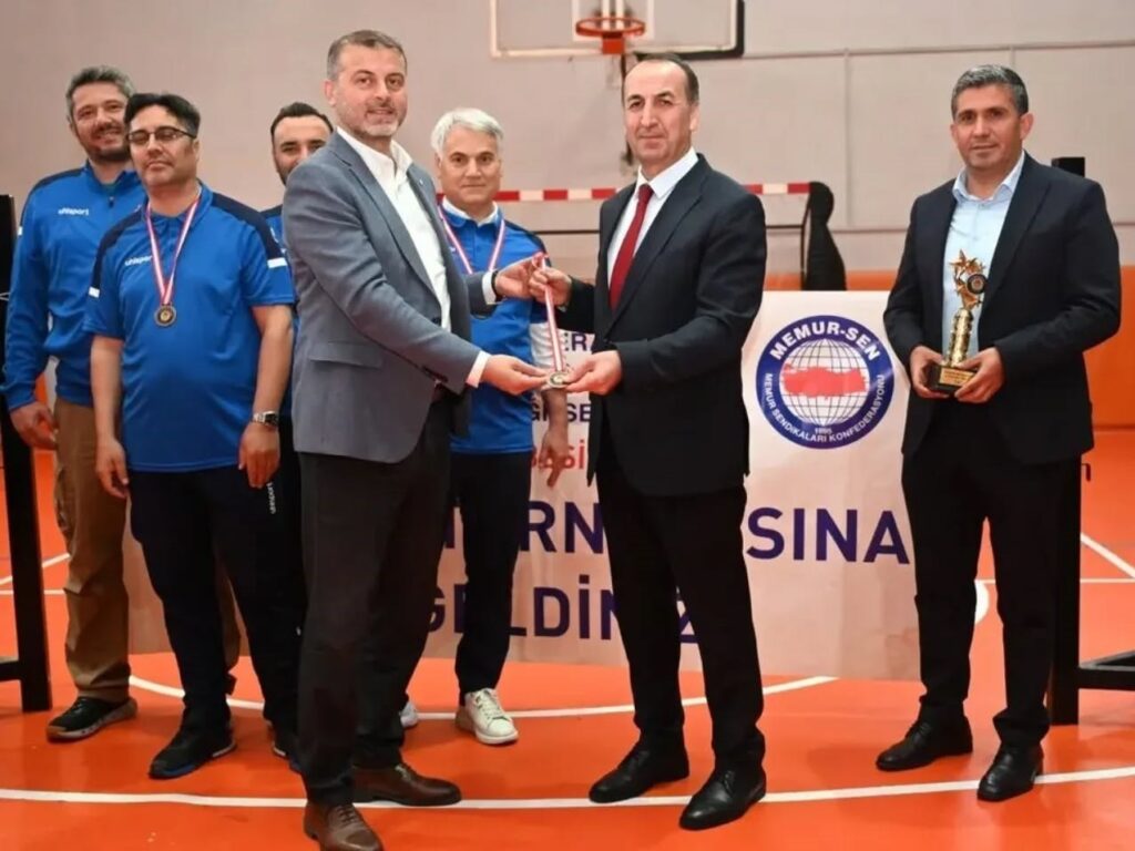 Eğitim-Bir-Sen Uşak Şubesi’nin Geleneksel Voleybol Turnuvası Tamamlandı - 683483652 18526930501072340 7702301621325566980 n