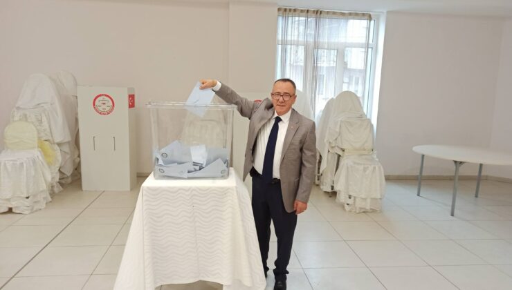 Uşak Esnaf Teşkilatında Güven Tazeleme: Atalay Savaş Yeniden Başkan