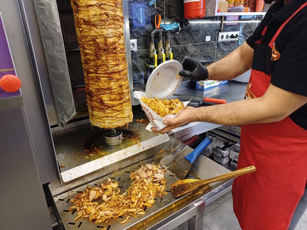 Uşak’ta Alman Lezzeti Dönemi: Döner Meisterin Festiva AVM’de Hizmete Girdi 7 Uşak’ta Alman Lezzeti Dönemi: Döner Meisterin Festiva AVM’de Hizmete Girdi - 8c4c872a 91a2 4997 8289 a8609f9c2ce4