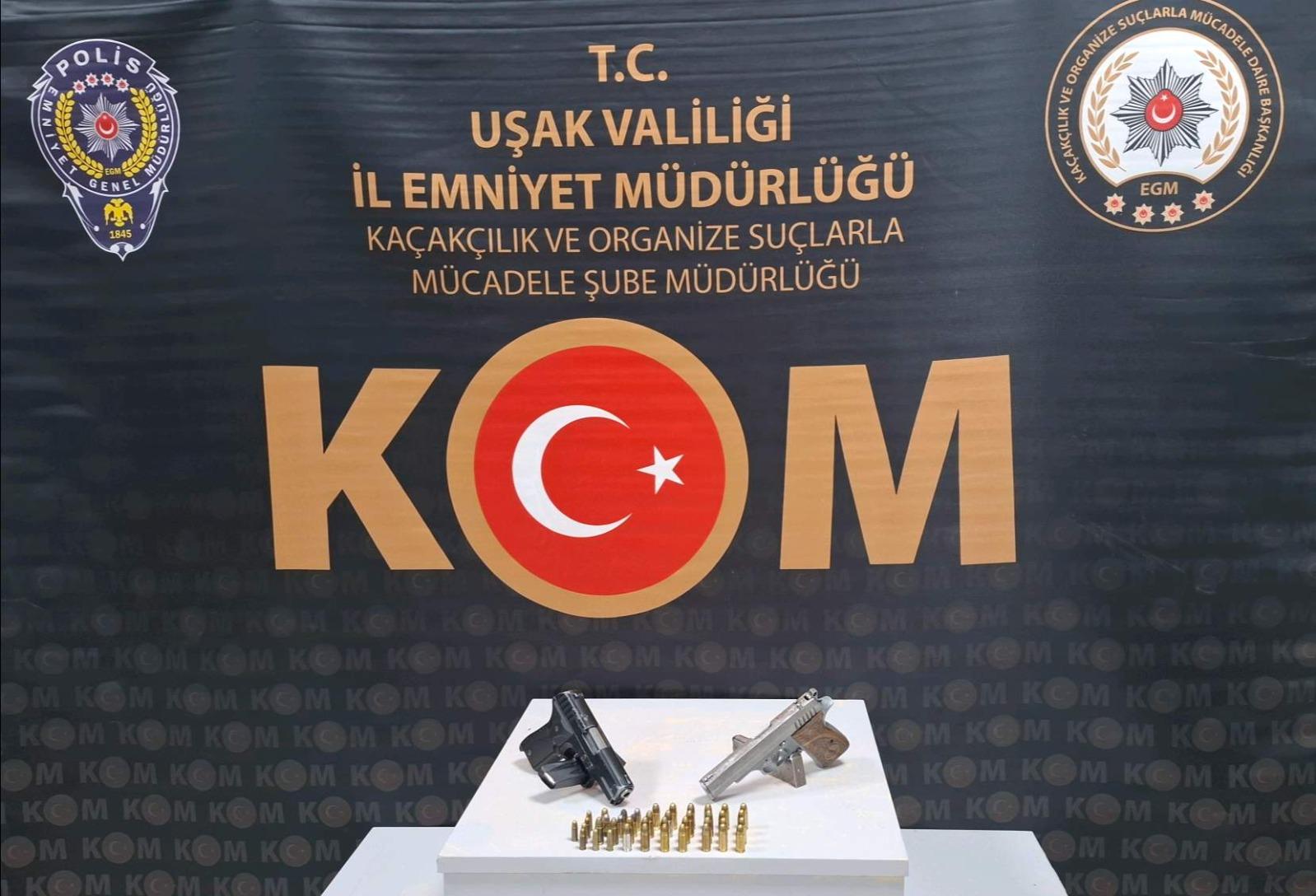 Uşak’ta Ruhsatsız Silah Operasyonu: 4 Şüpheli Hakkında Adli İşlem Başlatıldı