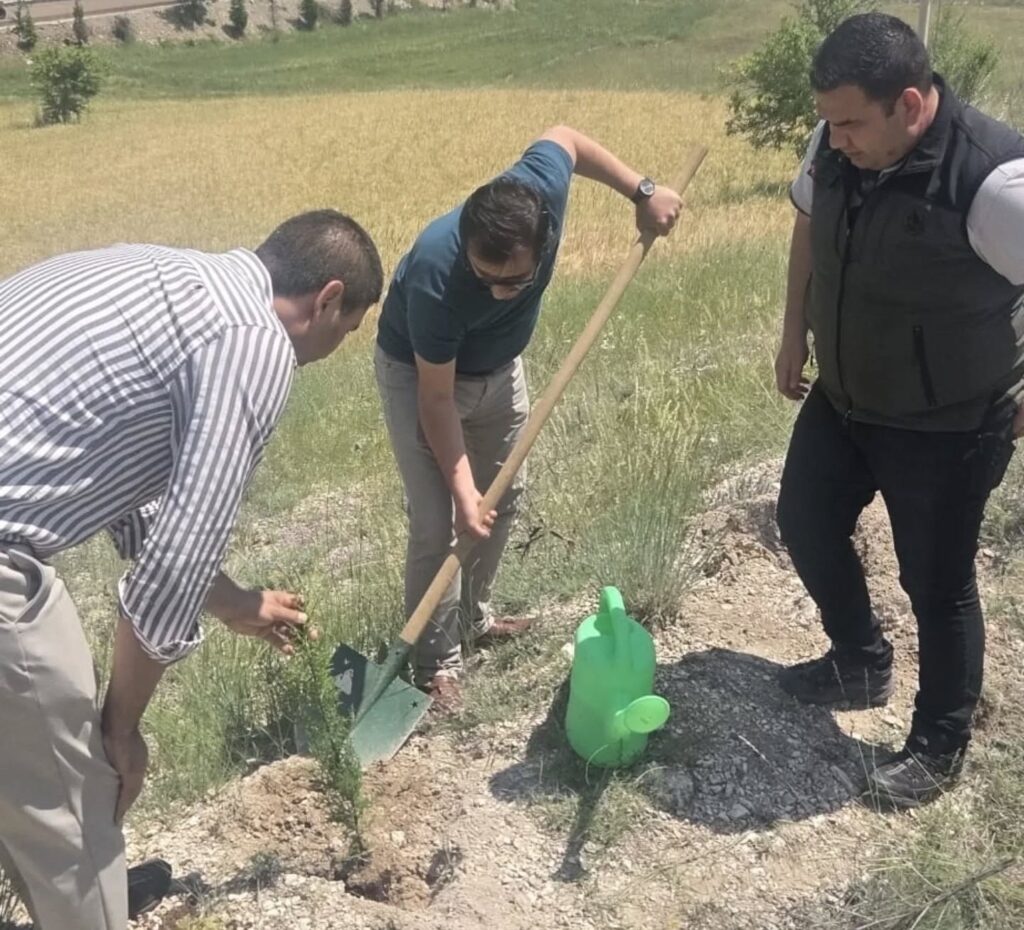 GAZZE İÇİN UMUT FİDANLARI TOPRAKLA BULUŞTU: MEMUR-SEN VE EĞİTİME DESTEK PLATFORMU'NDAN ANLAMLI ETKİNLİK - 2