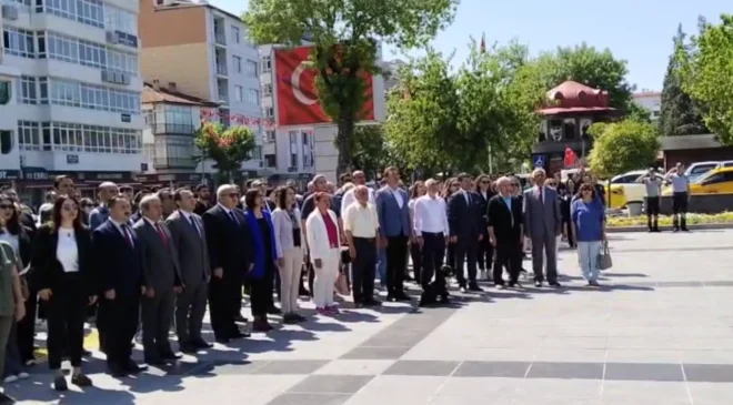 İSTİKLAL MARŞI’NDA “HAZIR OL” DURUŞUYLA DİKKAT ÇEKEN CAN DOSTU, UŞAK’TAKi ÇEVRE HAFTASI PROGRAMINA DAMGA VURDU
