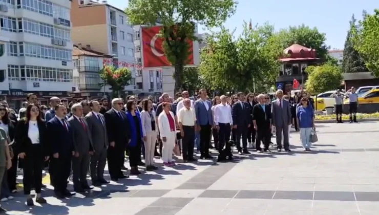 İSTİKLAL MARŞI’NDA “HAZIR OL” DURUŞUYLA DİKKAT ÇEKEN CAN DOSTU, UŞAK’TAKi ÇEVRE HAFTASI PROGRAMINA DAMGA VURDU