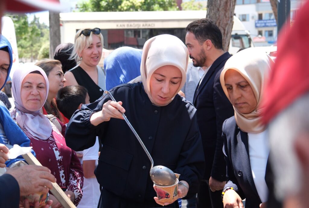 AK Parti Uşak Teşkilatından İsmetpaşa Caddesi'nde Aşure İkramı - 2 1