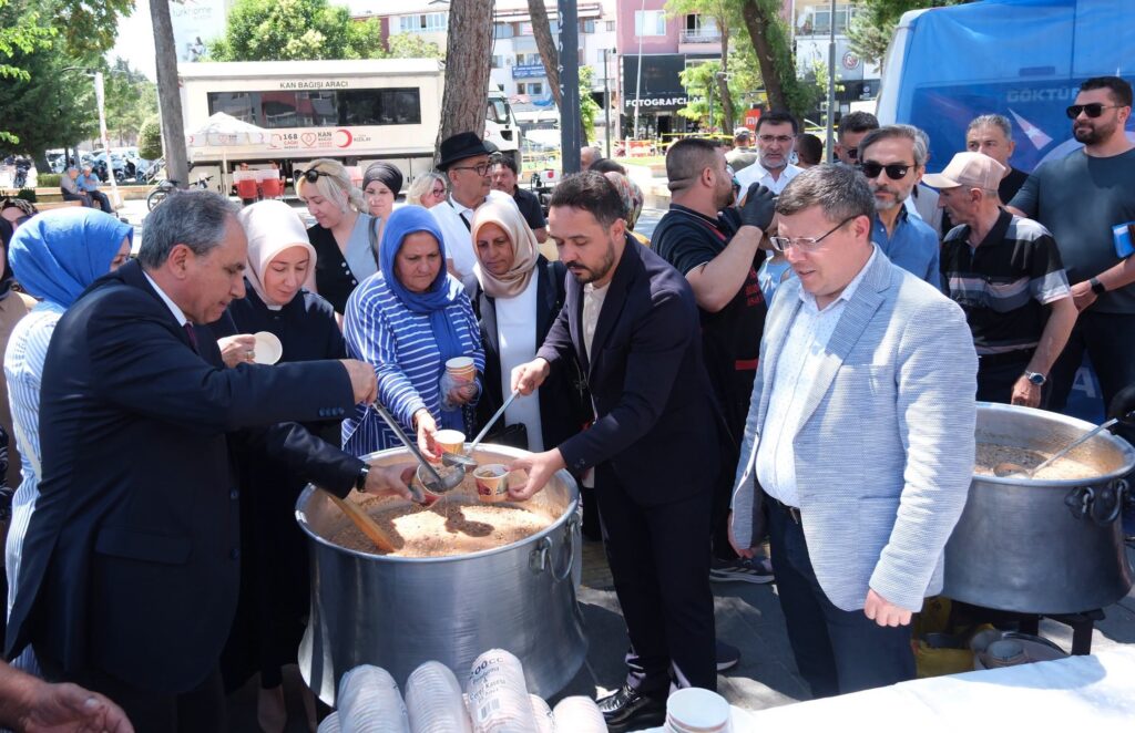 AK Parti Uşak Teşkilatından İsmetpaşa Caddesi'nde Aşure İkramı - 5