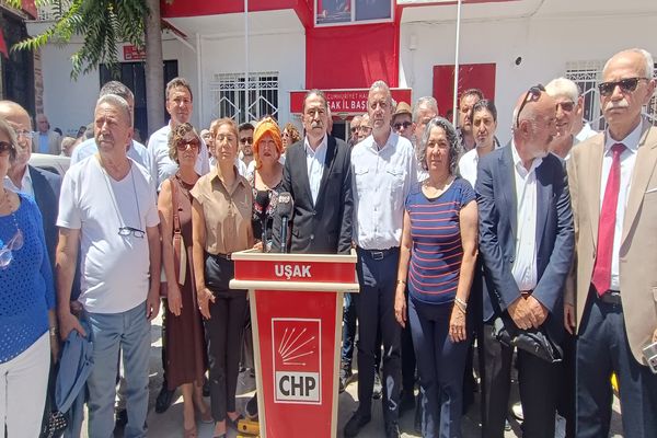 CHP Uşak Teşkilatı'ndan Ayrılan Grup, Yeni Partiye Katılacaklarını Açıklayarak Yürüyüş Düzenledi -