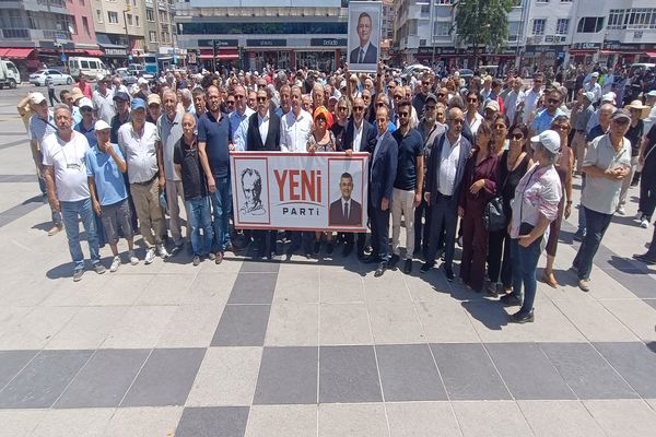 CHP Uşak Teşkilatı'ndan Ayrılan Grup, Yeni Partiye Katılacaklarını Açıklayarak Yürüyüş Düzenledi -