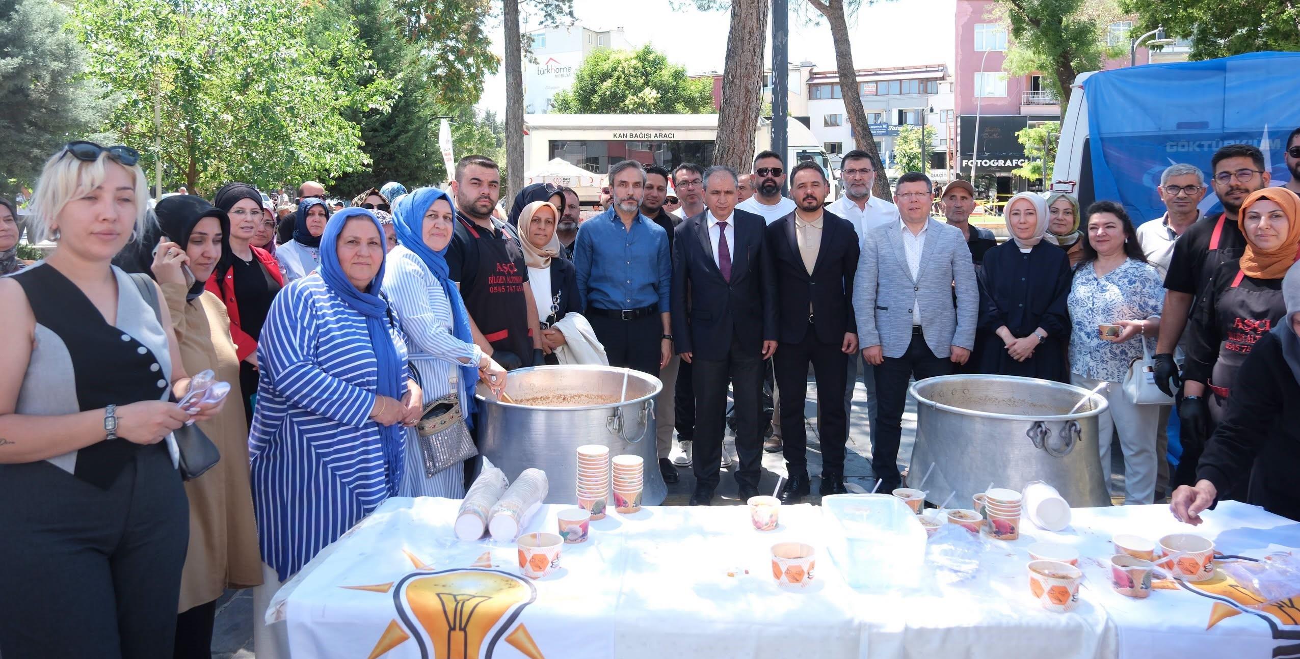 AK Parti Uşak Teşkilatından İsmetpaşa Caddesi’nde Aşure İkramı