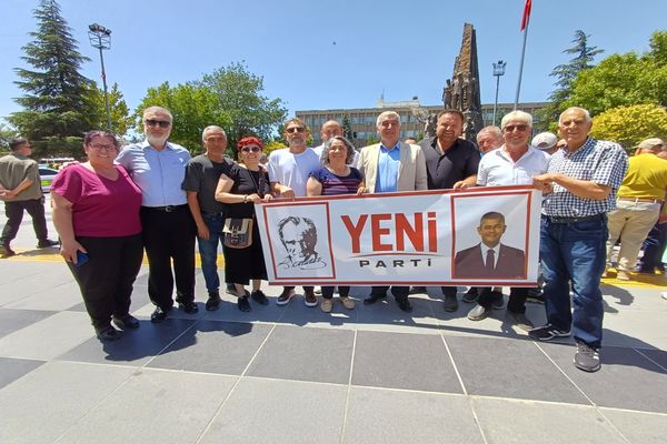 CHP Uşak Teşkilatı'ndan Ayrılan Grup, Yeni Partiye Katılacaklarını Açıklayarak Yürüyüş Düzenledi - e26d01fd 3dd6 4f28 8f98 064c77f649f1 600x400 1