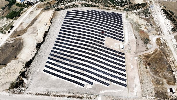 Uşak Organize Sanayi Bölgesi’nde Dünya Bankası Destekli Arazi GES Projesinde Kurulum Aşamasının Sonuna Gelindi