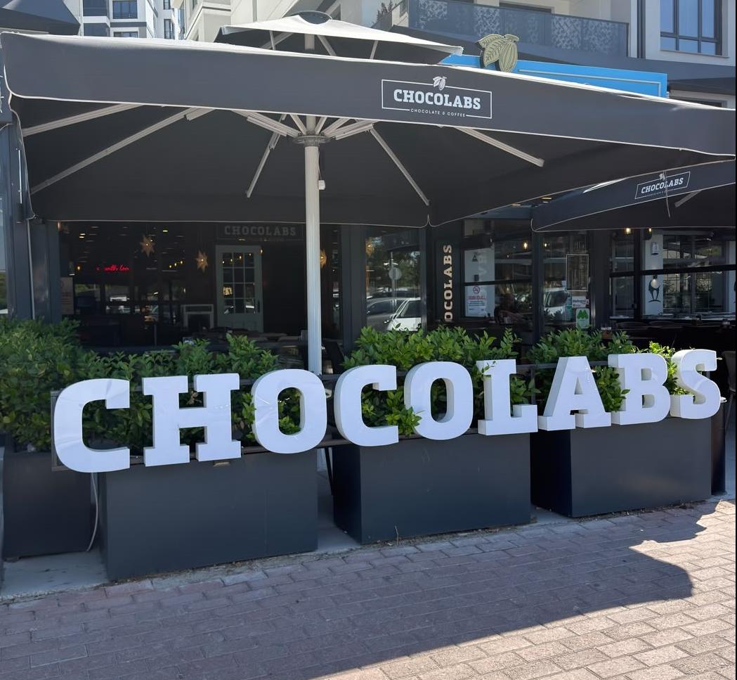 UŞAK’TA YENİLENEN YÜZÜYLE CHOCOLABS, ZENGİN ÜRÜN YELPAZESİYLE HİZMET VERMEYİ SÜRDÜRÜYOR